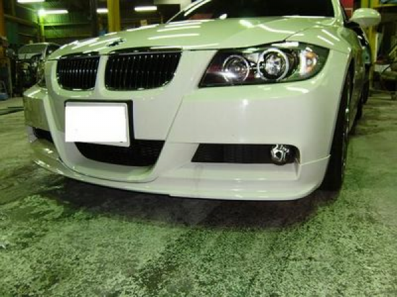 BMW M3 Frバンパー・スポイラー加工です。